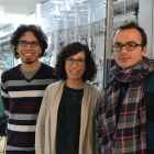 Los investigadores Alexander Navarrete, Miriam Rueda y Luis Miguel Sanz en un laboratorio.-EL MUNDO