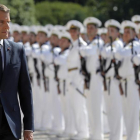 Macron pasa revista a la guardia presidencial durante su visita oficial a Bulgaria, en las afueras de Varna (Bulgaria), el 25 de agosto-AP / VADIM GHIRDA