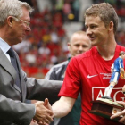 Ole Gunnar Solskjaer y Sir Alex Ferguson, en el homenaje al exfutbolista, hoy nuevo entrenador del Manchester United, en el 2008.-AP