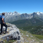 Un montañero observa los Picos de Europa desde la cumbre del Jario-E. R.