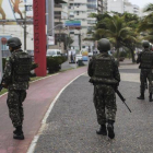 Unos militares del ejercito brasileño patrullan las calles de Vitoria, en Espirito Santo, Brasil.-ANTONIO LACERDA