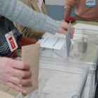 Imagen del ejercicio del voto en una mesa electoral de Soria. / VALENTÍN GUISANDE-
