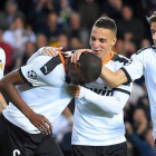 Los valencianistas celebran el golazo de Kondogbia.-JOSÉ JORDÁN