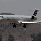 Un avión saliendo de un aeropuerto ceracno al de Phoenix en el que se han cancelado más de 50 vuelos por la ola de calor.-Matt York