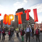 Unos manifestantes portan globos con los que piden que se pare el TTIP, esta semana en Bruselas.-AP / VIRGINIA MAYO
