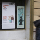 Carteles publicitarios de ofertas de hipotecas en una oficina bancaria.-ALBERT BERTRAN