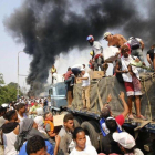 Colombianos tratan de salvar ayuda humanitaria para Venezuela en Cúcuta.-AFP