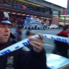 Un policía acoordona los alrededores de la estación de autobuses de Nueva York donde se ha producido la explosión.-CHARLES ZOELLER / AP