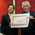 Núñez Encabo recibe el diploma de Elsa González.-DIEGO MAYOR