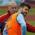 Del Bosque da instrucciones a Piqué en un entrenamiento.-Foto: EFE / JUAN CARLOS CÁRDENAS