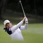 La golfista surcoreana Park In-bee, en acción en Singapur.-AP / WONG MAYE-E