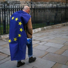 Un manifestante envuelto en una bandera europea en una protesta contra el Brexit en el centro de Londres.-AFP / JUSTIN TALLIS