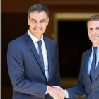Pedro Sánchez recibe a Pablo Casado a las puertas de la Moncloa, el pasado 2 de agosto.-GABRIEL BOUYS (AFP)