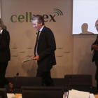 La notaria Isabel Gabarró; Francisco Reynés, presidente de Cellnex, y Tobías Martínez, consejero delegado, ayer.-DANNY CAMINAL