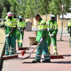 Operarios municipales realizando tareas de limpieza.-Álvaro Martínez