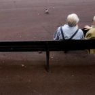 Dos jubilados sentados en un parque.-JULIO CARBÓ