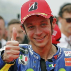 Valentino Rossi posa sonriente tras la sesión de clasificación que se celebró en el circuito de Sepang.-AP / LAI SENG SIN