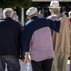 Pensionistas paseando en Valencia.-MIGUEL LORENZO