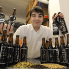 Marcos Sanz posa junto a su cerveza. / V.G.-