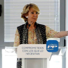 La presidenta del PP de Madrid, Esperanza Aguirre, durante su visita al Centro de Servicios Sociales 'Fuerte de Navidad'.-Foto: EFE