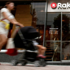 Una mujer pasa ante un establecimiento en Rakuten, en Tokio.-YUYA SHINO (REUTERS)