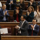 Pedro Sánchez recibe el aplauso de su grupo, en la segunda votación de la investidura, el pasado viernes en el Congreso.-AGUSTÍN CATALÁN