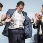El presidente del Gobierno en funciones, Mariano Rajoy, en un acto junto a la presidenta del PP valenciano, Isabel Bonig y Rita Barberà, exalcaldesa de Valencia.-MIGUEL LORENZO