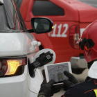 Un bombero lee un código QR para extraer toda la información del coche y de los pasajeros. --ENRIQUE CARRASCAL