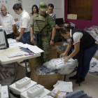 Miembros del Ejército custodian un colegio electroal en la ciudad de Culiacan, en Sinaloa, que se prepara para las elecciones de este domingo.-EFE / JUAN CARLOS CRUZ