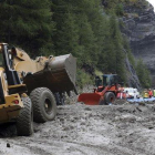 Excavadoras tratan de limpiar la carretera para el paso del Tour de Francia.-AP / THIBAULT CAMUS