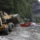 Excavadoras tratan de limpiar la carretera para el paso del Tour de Francia.-AP / THIBAULT CAMUS