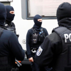 Policías alemanes, durante una intervención en la mezquita As-Sahaba, en Berlín-FABRIZIO BENSCH