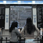 Interior de la Bolsa de Madrid, con la información sobre la evolución del Ibex 35, el pasado 5 de marzo.-EFE / JUAN CARLOS HIDALGO