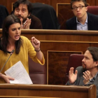 Pablo Iglesias  aplaude la intervencion de la portavoz de la formacion  Irene Montero  durante la sesion de control al Gobierno en el Congreso de los Diputados.-EFE / BALLESTEROS