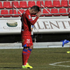 Pablo Valcarce, que estrelló un balón en el larguero, se lamenta de la derrota ante el Cádiz.-María Ferrer