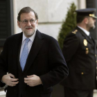 El presidente del Gobierno en funciones, Mariano Rajoy, a su llegada hoy al Congreso para asistir a la constitución de las nuevas Cortes Generales.-