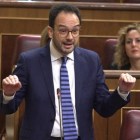 El portavoz socialista en el Congreso de los Diputados, Antonio Hernando, en la sesión el pleno de este miércoles.-DAVID CASTRO