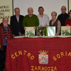 Valentín Guisande, en el centro, junto a miembros del Centro Soriano de Zaragoza.-DAVID GUISANDE