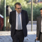El expresidente del Valencia Juan Soler, en el medio, accede a una de las sesiones del juicio por haber organizado el secuestro de Vicente Soriano.-MIGUEL LORENZO