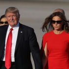 Donald Trump y su esposa Melania tras aterrizar en el aeropuerto de Palm Beach.-AFP
