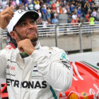 Hamilton celebra la pole conseguida en Brasil-NELSON ALMEIDA