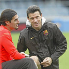 Juan Carlos Unzué charla con Pinto durante un entrenamiento con el Barcelona. / EL MUNDO-