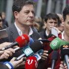 El secretario general del PSOE, Pedro Sánchez, junto al líder de los socialistas gallegos, José Ramón Gómez Besteiro, el pasado jueves en A Coruña.-EFE / CABALAR