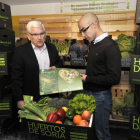 Ruiz Liso y Calvo durante la presentación ayer de la nueva campaña de Huertos de Soria de venta online.-VALENTÍN GUISANDE