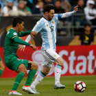 Messi regatea un balón a Bejarano, durante el encuetro de Argentina contra Bolivia, de ayer.-OTTO GREULE JR / AFP