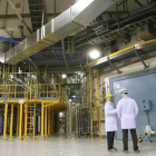 Dos trabajadores, en el interior de la central nuclear de Santa María de Garoña.-ISRAEL L. MURILLO