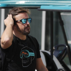Fernando Alonso pasea en Abu Dhabi.-AP