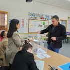 Antonio Pardo deposita su voto en El Burgo de Osma. HDS