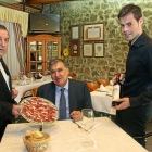 ATENCIÓN CORTÉS. Juan Miguel Martínez Gabaldón (C) en el restaurante Cortés flanqueado por  Moisés Cortés y Marcelo Cortés.-BRÁGIMO