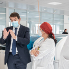 El presidente Fernández Mañueco durante su visita a las nuevas instalaciones del hospital. GONZALO MONTESEGURO